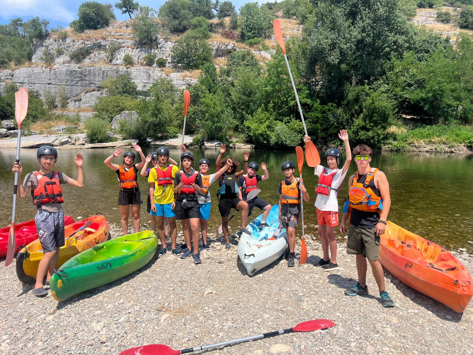 Groupe d&rsquo;adolescents pratiquant le kayak lors d&rsquo;un camp de vacances