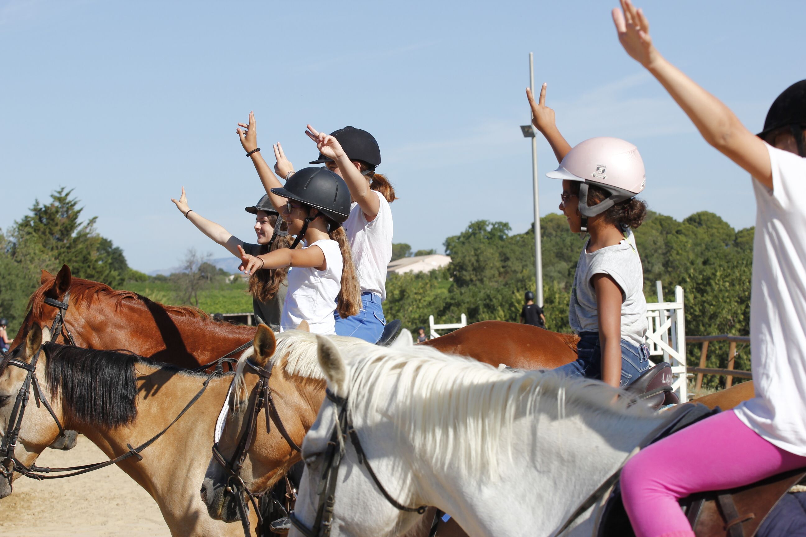 groupe à cheval lors d'une colonie de vacances équitation