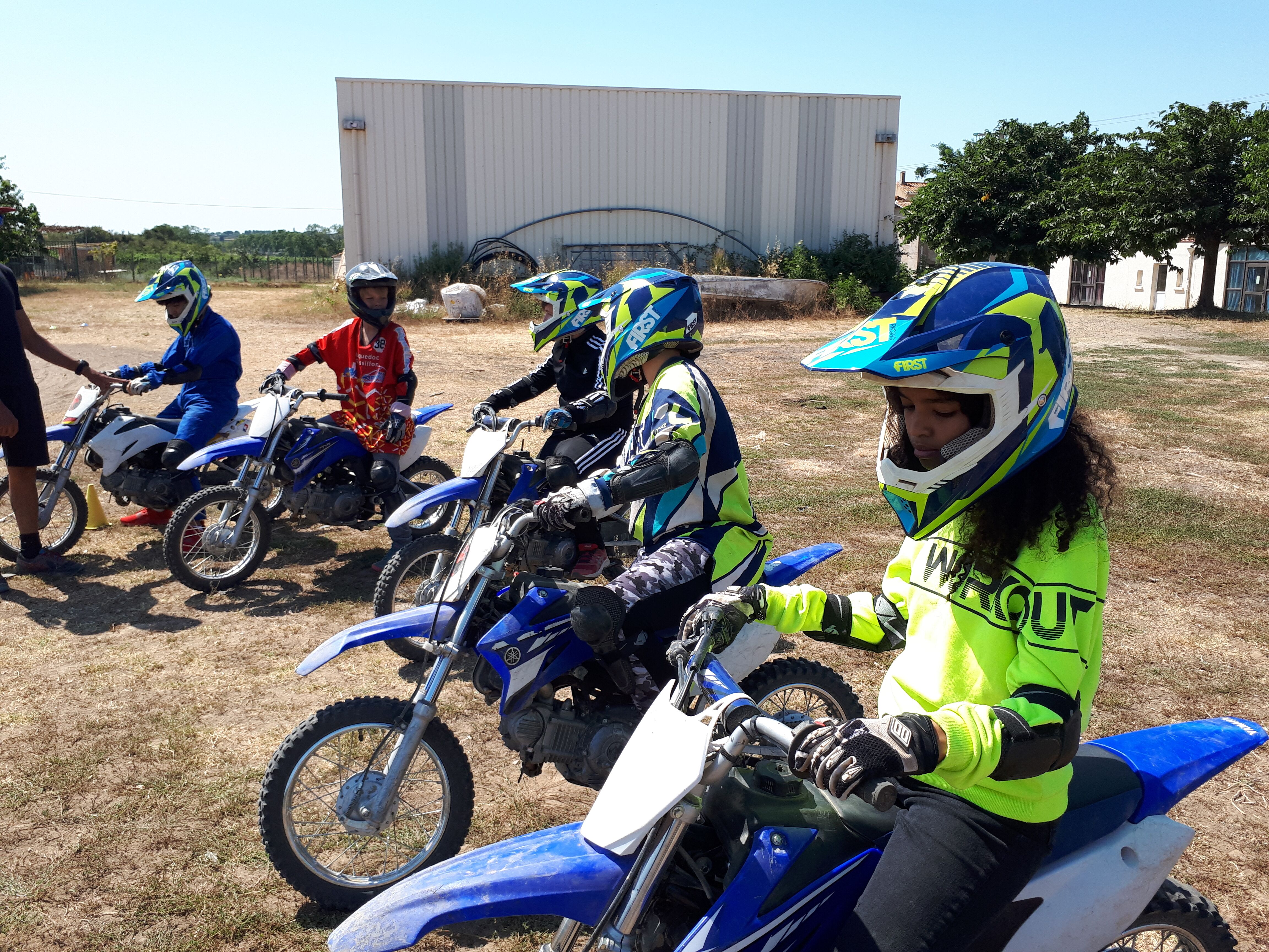 groupe d'ados en moto pendant une colonie de vacances
